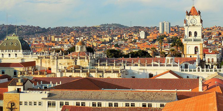 Vista panorámica de la ciudad de Sucre y sus características paredes blancas.