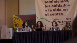 Paola Yañez participando en el conversatorio La vida en el centro: Desafíos hacia sociedades de cuidado feministas, ecológicas y con justicia social.