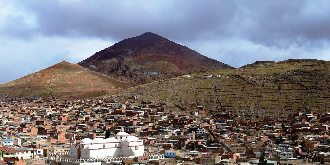 Hacia abajo la ciudad de Potosí. En el fondo de la fotografía se observa el Cerro Rico de Potosí.
