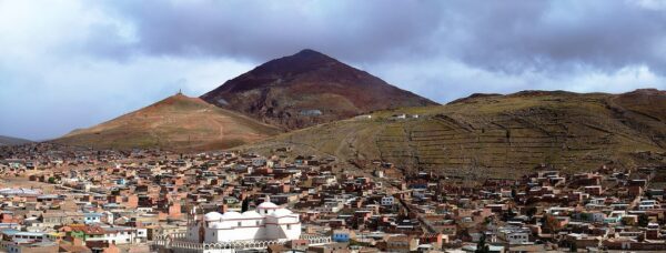 Hacia abajo la ciudad de Potosí. En el fondo de la fotografía se observa el Cerro Rico de Potosí.