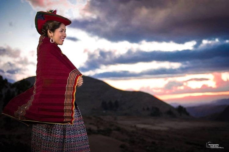 Yarita Lizeth, que apoya las protestas sociales en Perú, con un traje de la cultura Yamparaez de Bolivia