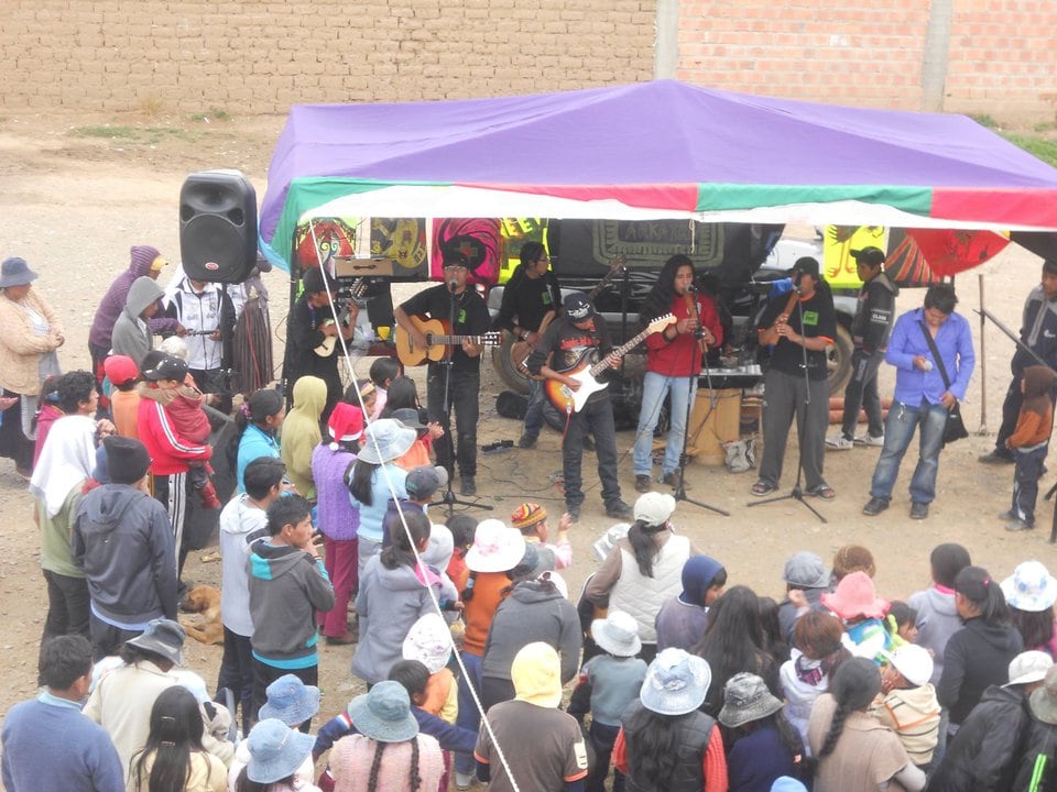 Niños alteños observan un concierto de punk en el centro Arka Ira, un sitio icónico para el movimiento anarco punk en El Alto.