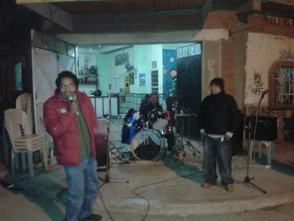 Un escenario improvisado en una casa en un suburbio de la ciudad de El Alto, Bolivia, con tres integrantes de una banda del movimiento anarco punk en El Alto.