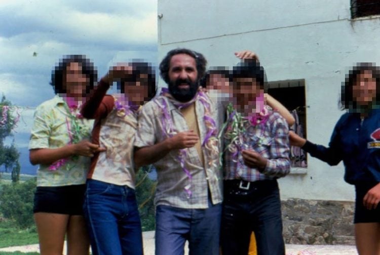 Alfonso Pedrajas, alias Pica, es uno de los sacerdotes involucrados en abusos contra niños y adolescentes en Bolivia. En la foto aparece rodeado de varios jóvenes durante una celebración de Carnaval.