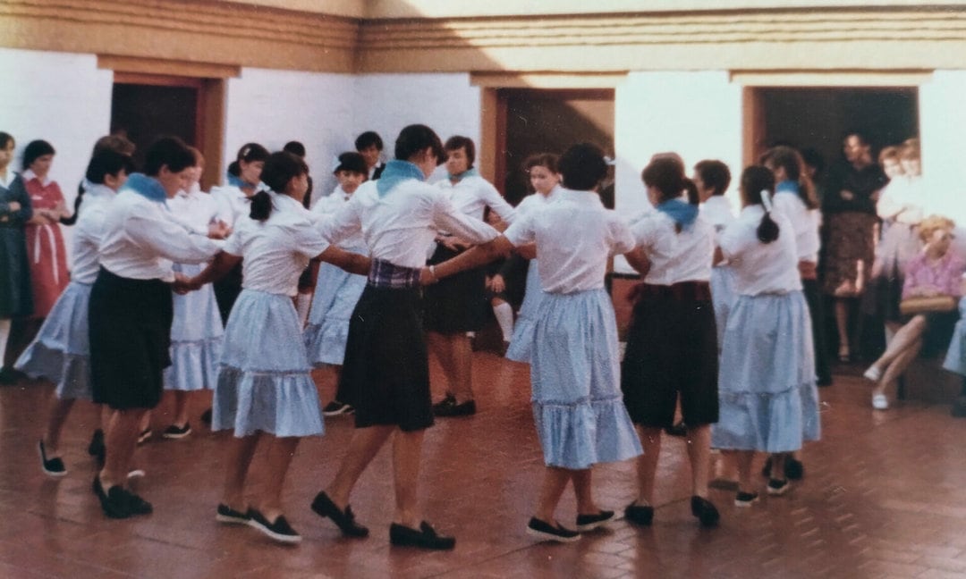 Varias de las niñas asistentes a la escuela de mucamas del Opus Dei hacen un círculo