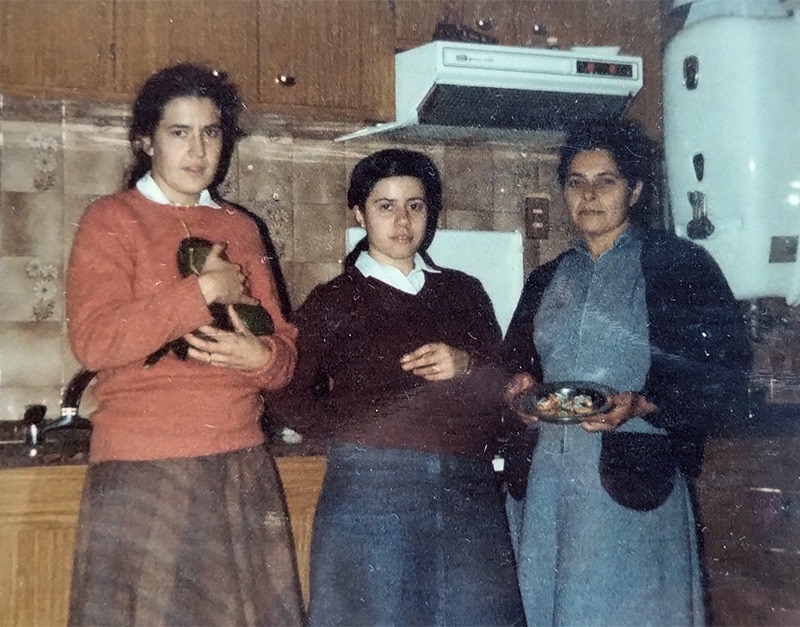 Tres asistentes de la escuela de mucamas del Opus Dei posan para la foto en la cocina