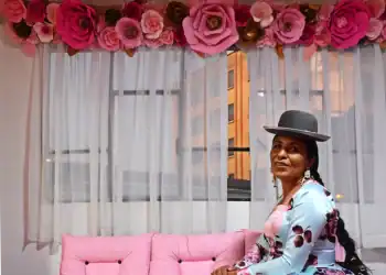 Glenda Yáñez, diseñadora de moda para cholas y dueña del local The Chola en la ciudad de La Paz.