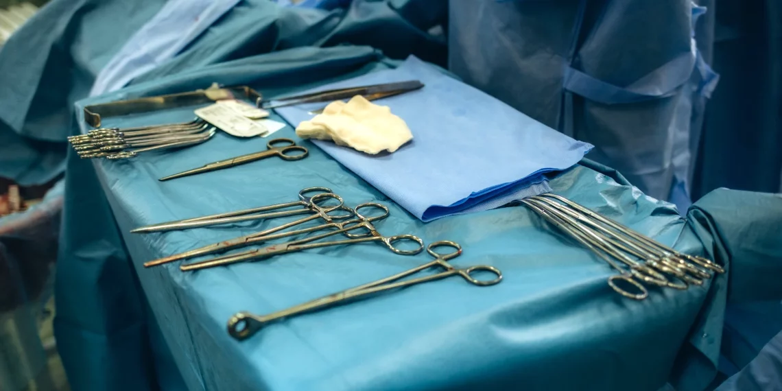 Instrumental quirúrgico esterilizado para la realización de cesáreas en Bolivia.