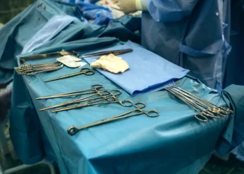 Instrumental quirúrgico esterilizado para la realización de cesáreas en Bolivia.