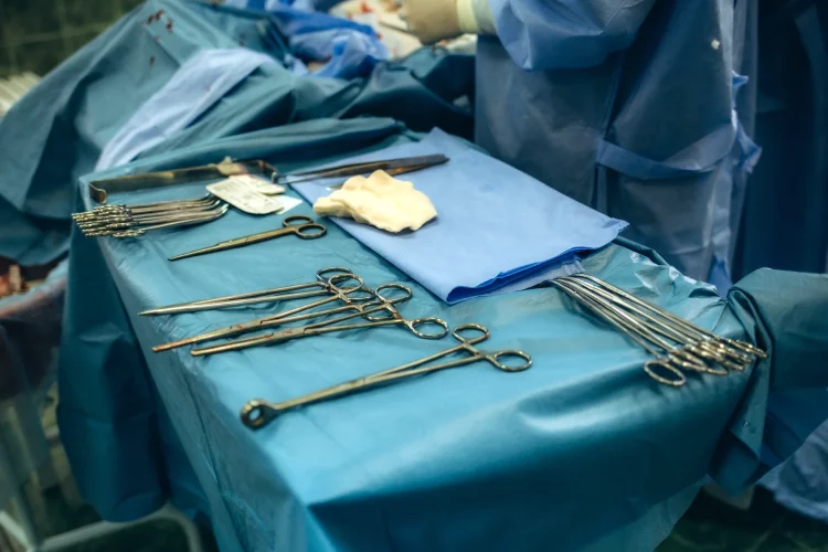 Instrumental quirúrgico esterilizado para la realización de cesáreas en Bolivia.