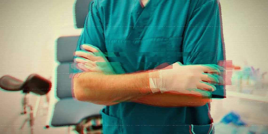 Imagen referencial sobre la violencia ginecológica con un médico cruzado de manos y un efecto de glitch.