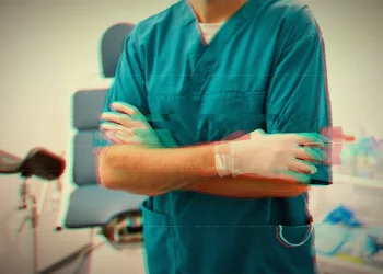 Imagen referencial sobre la violencia ginecológica con un médico cruzado de manos y un efecto de glitch.