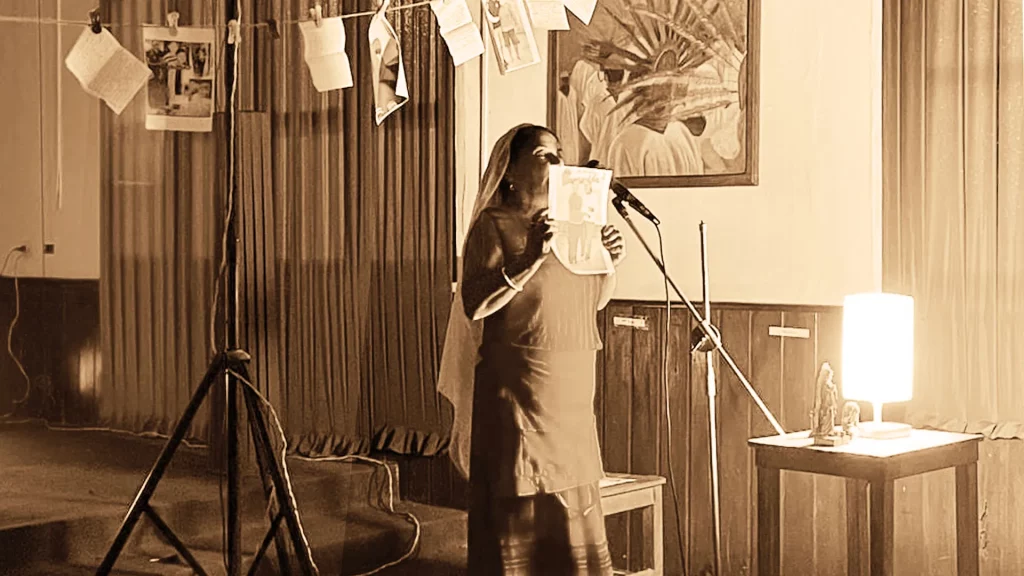 La protagonista de la crónica "Las miradas de Sarah" en un taller de teatro en su natal Santa Ana del Yacuma