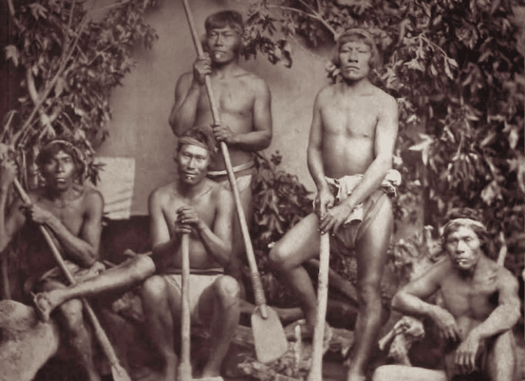 Grupo de chiriguanos en una fotografía antigua. Los chiriguanos, junto a los chané, decían que el alma errante de los muertos se llama aña guasu.
