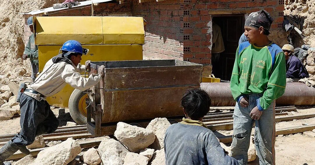 Un grupo de mineros en Potosí, Bolivia, trabaja sin los implementos necesarios para resguardar su integridad. Son susceptibles de contraer el mal de mina o silicosis.