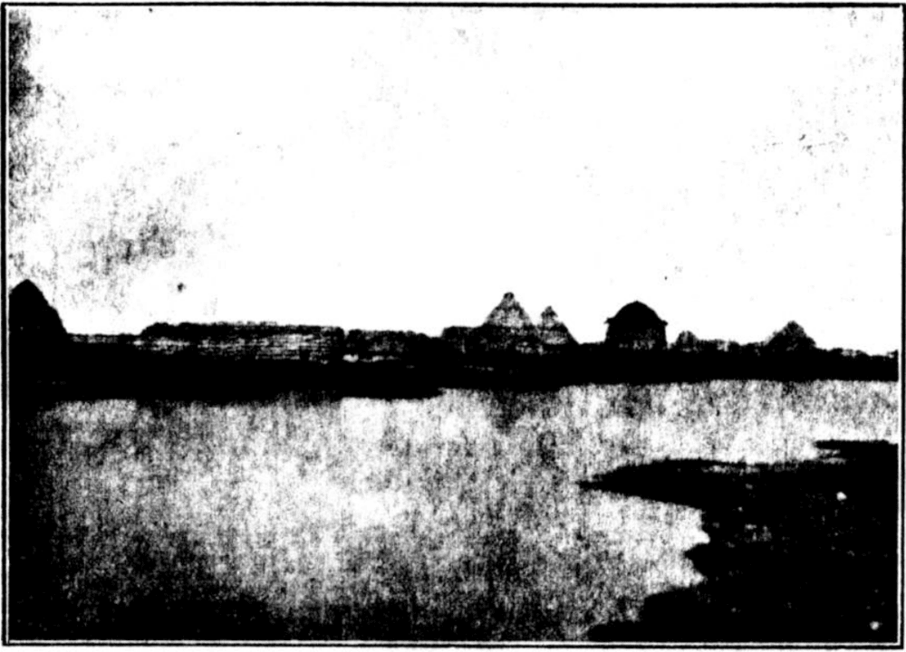 Fotografía antigua y en blanco y negro de un pueblo uru chipaya inundado. En primer plano, extensos charcos de agua. Hacia el fondo, pequeñas casas con la tradicional disposición cónica de los chipaya. 