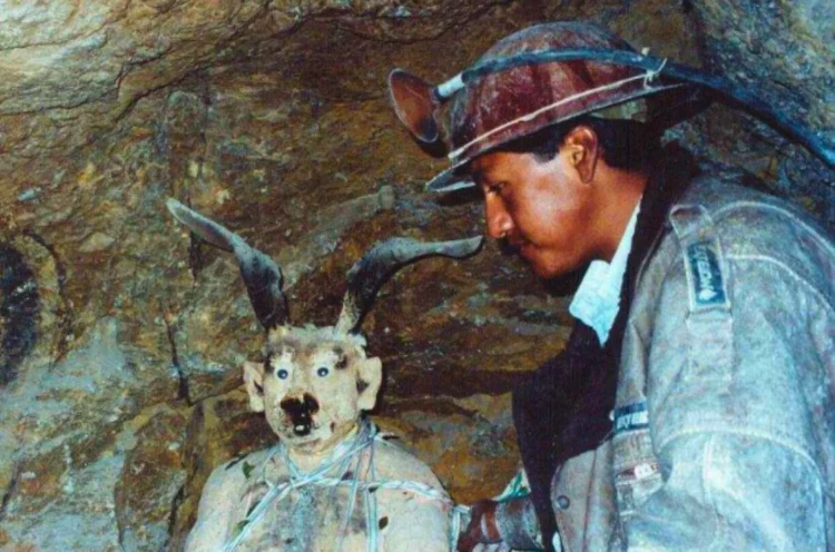 Tío de la Mina junto a un minero en Potosí, Bolivia.
