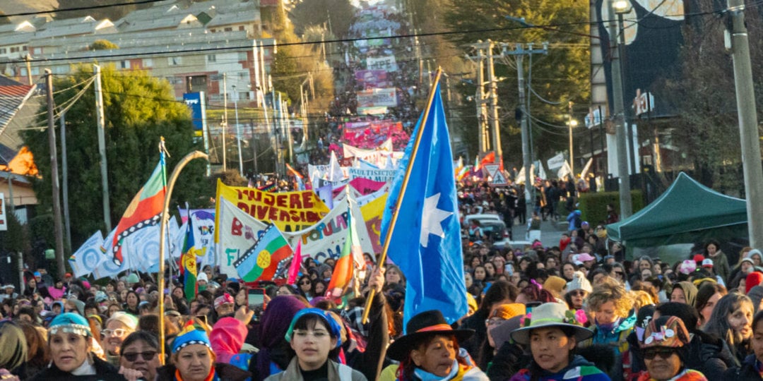 Encuentro de mujeres y disidencias Plurinacional en Argentina. Miles de mujeres marchas por una avenida en Bariloche, lideradas por mujeres indígenas.