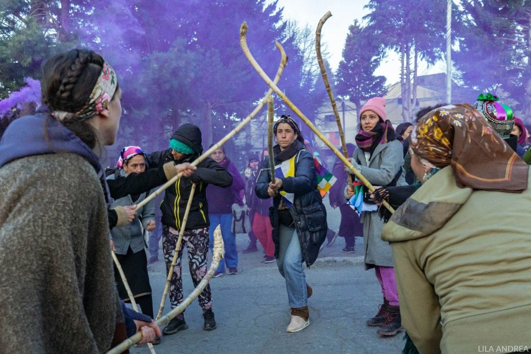 Mapuches en el Encuentro de mujeres y disidencias Plurinacional en Argentina.