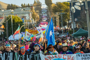 Encuentro de mujeres y disidencias Plurinacional en Argentina. Miles de mujeres marchas por una avenida en Bariloche, lideradas por mujeres indígenas.