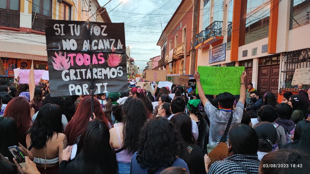 Pancartas de una marcha por el 8M en Cochabamba Bolivia