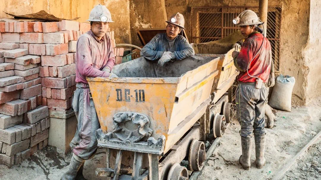 Trabajadores mineros de una mina de plata en el Cerro Rico de Potosí.