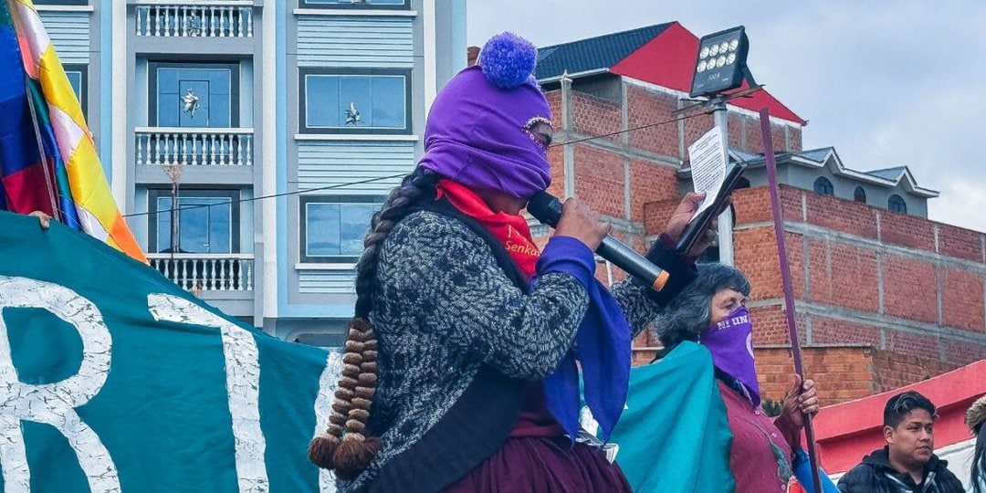 Una chola alteña agarra una hoja de papel con un discurso durante el mitin de la marcha por el 8M en Bolivia , en la ciudad de El Alto.