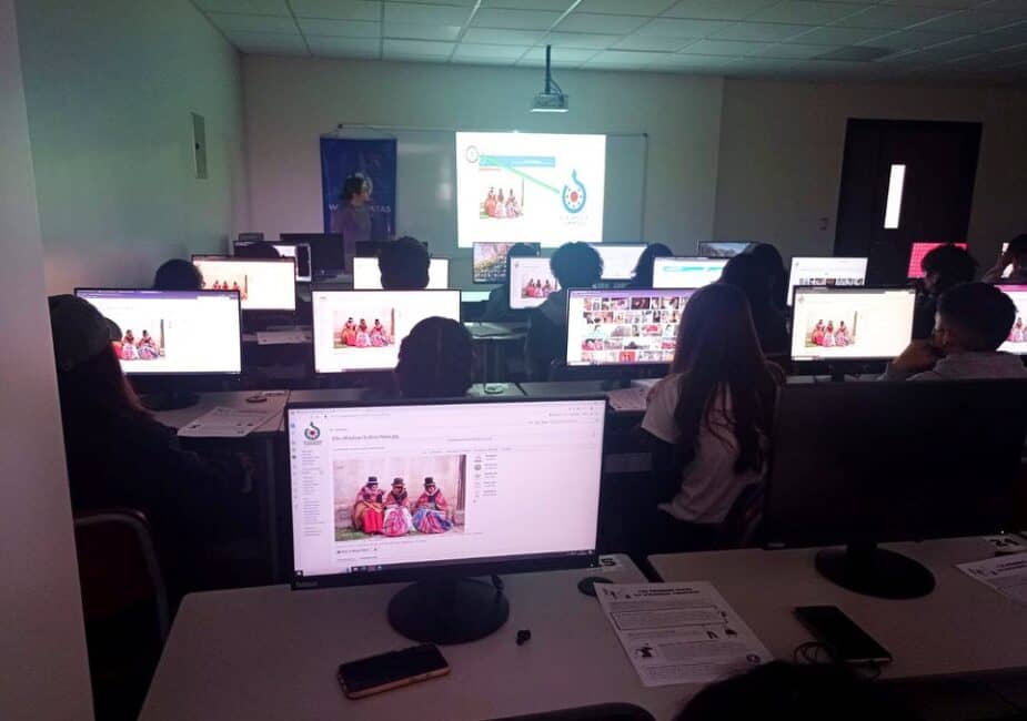 Actividades de Wikimedistas de Bolivia en una universidad Boliviana, previo a la campaña Mujeres haciendo historia.
