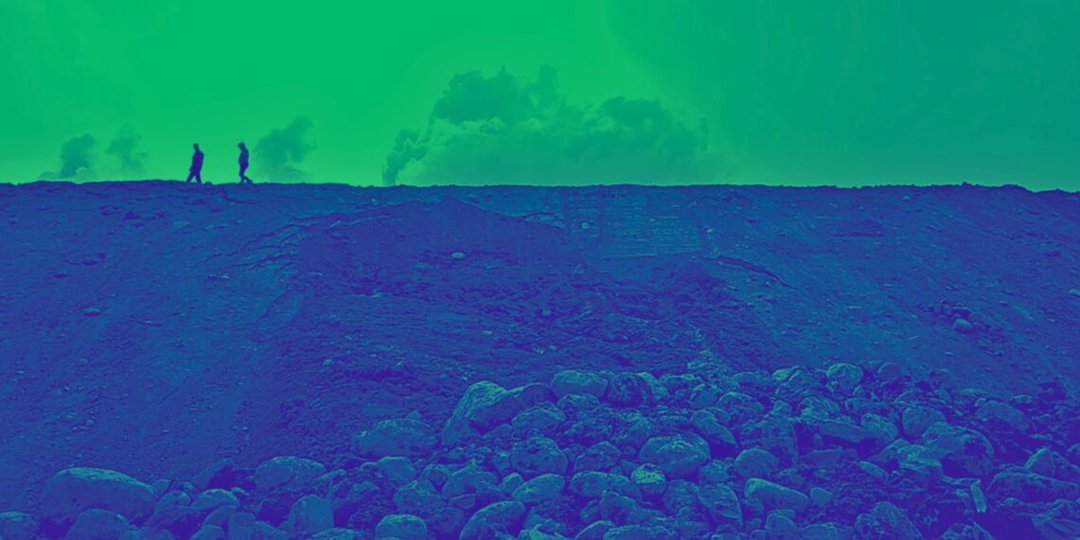 Imagen intervenida artísticamente con un cielo verde y la tierra violácea, representando la contaminación minera en Potosí.
