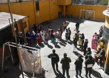 Fotografía aérea de un grupo de mujeres en medio del patio de la cárcel de Miraflores de La Paz