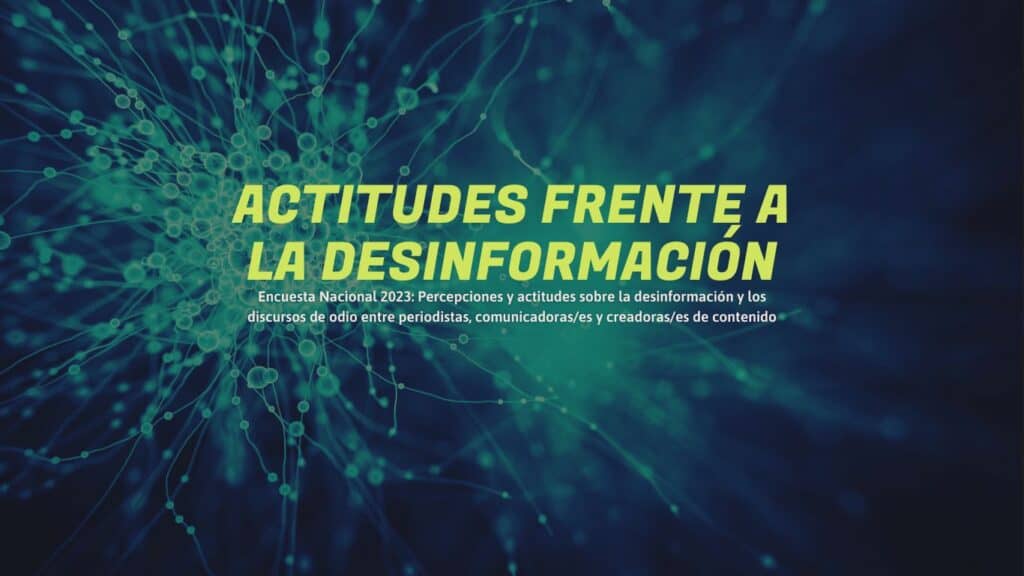 Una gráfica con un fondo referencial verde con las letras " Actitudes frente a la desinformación "