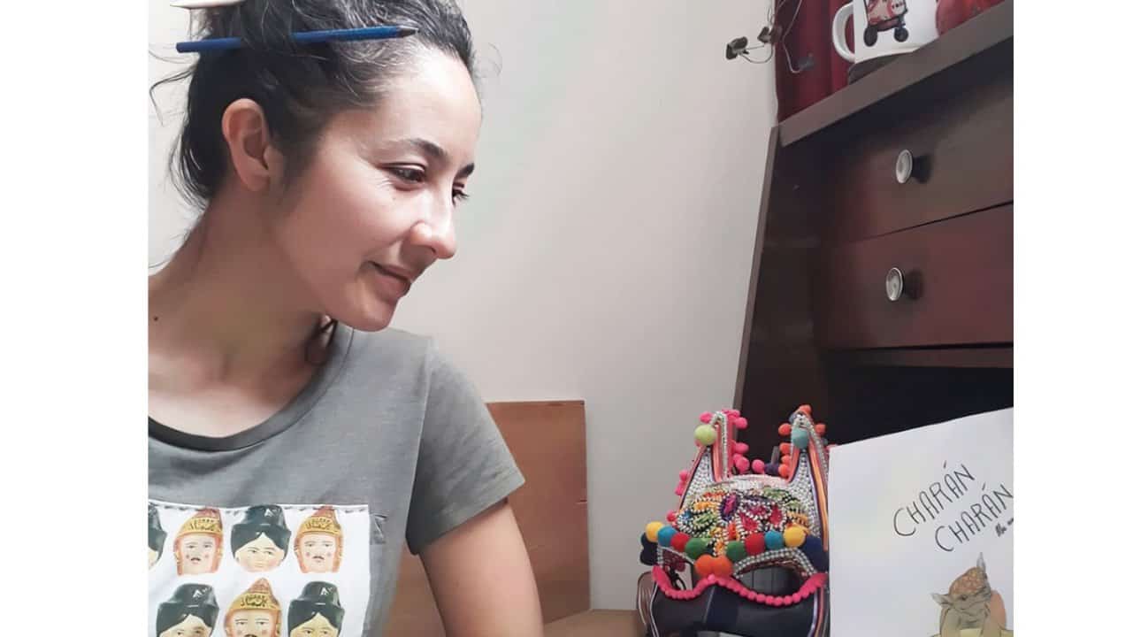 La artista Alejandra Collao junto al libro álbum Charán Charán