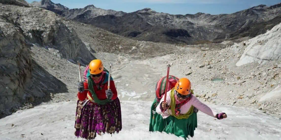 Mujeres escalan las montañas en las que es evidente el deshielo