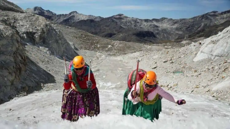 Mujeres escalan las montañas en las que es evidente el deshielo