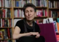 La intelectual feminista silvia federici delante de su biblioteca duran una entrevista.