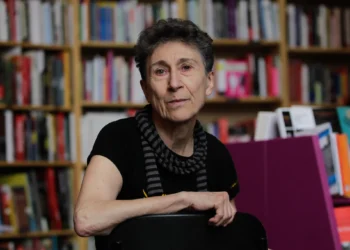 La intelectual feminista silvia federici delante de su biblioteca duran una entrevista.