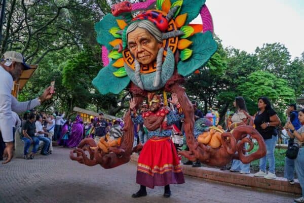 Un bailarín que representa a la madre tierra con su traje en la inauguración de la COP16