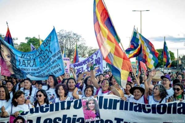 Grupo de mujeres en la marcha del encuentro de mujeres y diversidades en Jujuy argentina