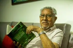 Ángel Castro con su libro Santa Cruz la mayor inversión boliviana 1825-2000 que desafía la narrativa del desarrollo cruceño