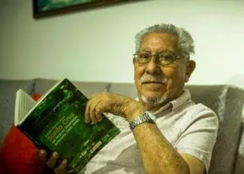 Ángel Castro con su libro Santa Cruz la mayor inversión boliviana 1825-2000 que desafía la narrativa del desarrollo cruceño