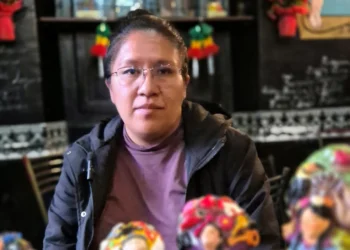 La artista Danitza Luna de Mujeres Creando junto a las cuatro Ekekas presentadas en distintas ediciones de la feria de Alasita