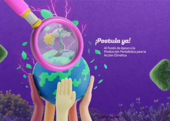 Ilustración de una lupa amplificando una planta que nace del globo terráqueo. Este, a su vez, es sostenido por varias manos. La leyenda dice: Postula ya al Fondo de apoyo a la producción periodística para la acción climática