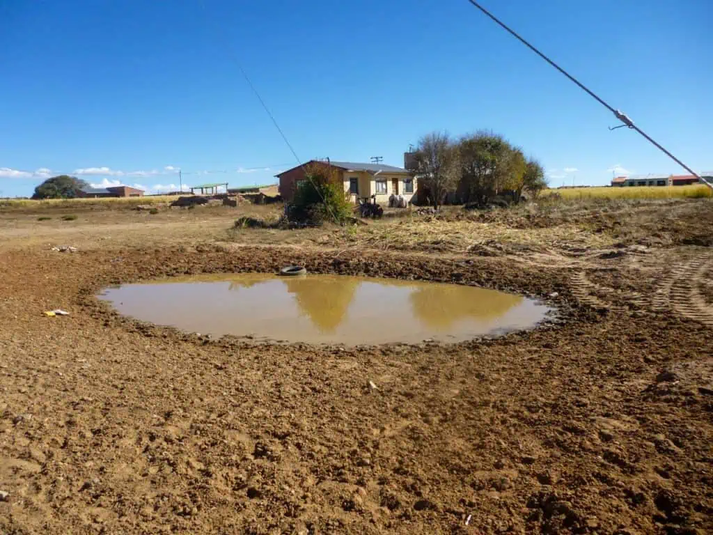 Un reservorio de agua de lluvia improvisado en medio del campo, en el altiplano boliviano.