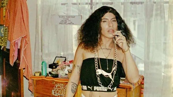 Kiya, la primera rapera trans boliviana, en un ambiente de su casa.
