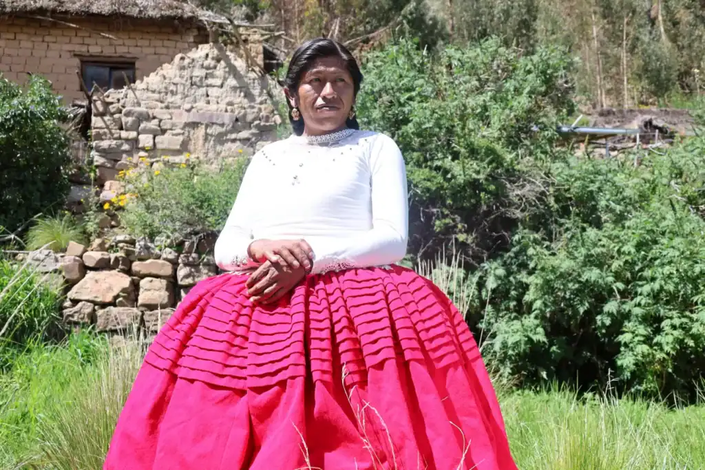 Joanna vestida de pollera en el frente de la casa que era de su abuela