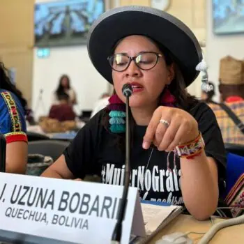 La activista potosina Angela Uzuna Bobarín en un programa de la ONU denunciando machismo indígena e institucional.
